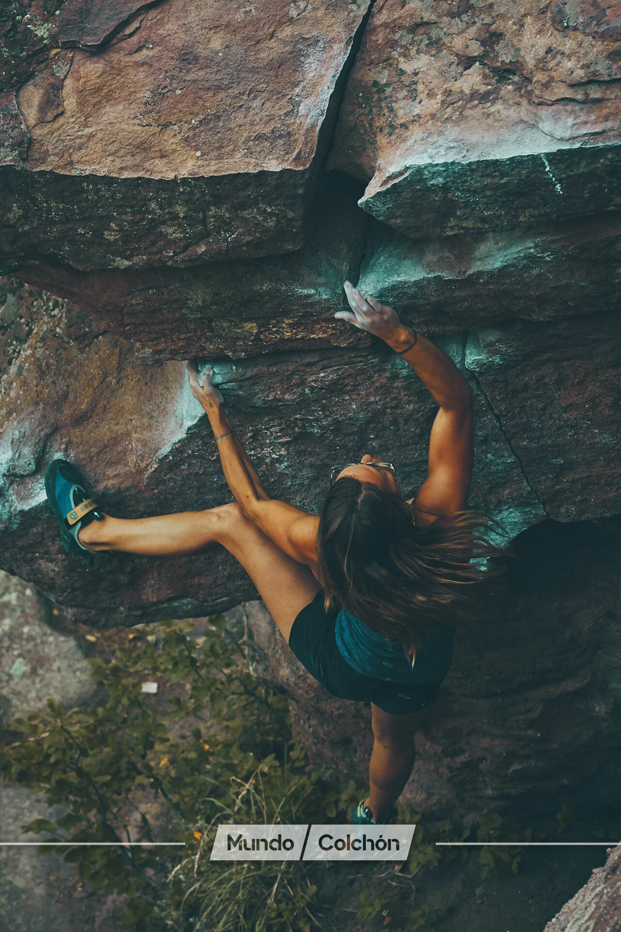 Mujer escalando sin descansar. Algo fundamental si haces deporte