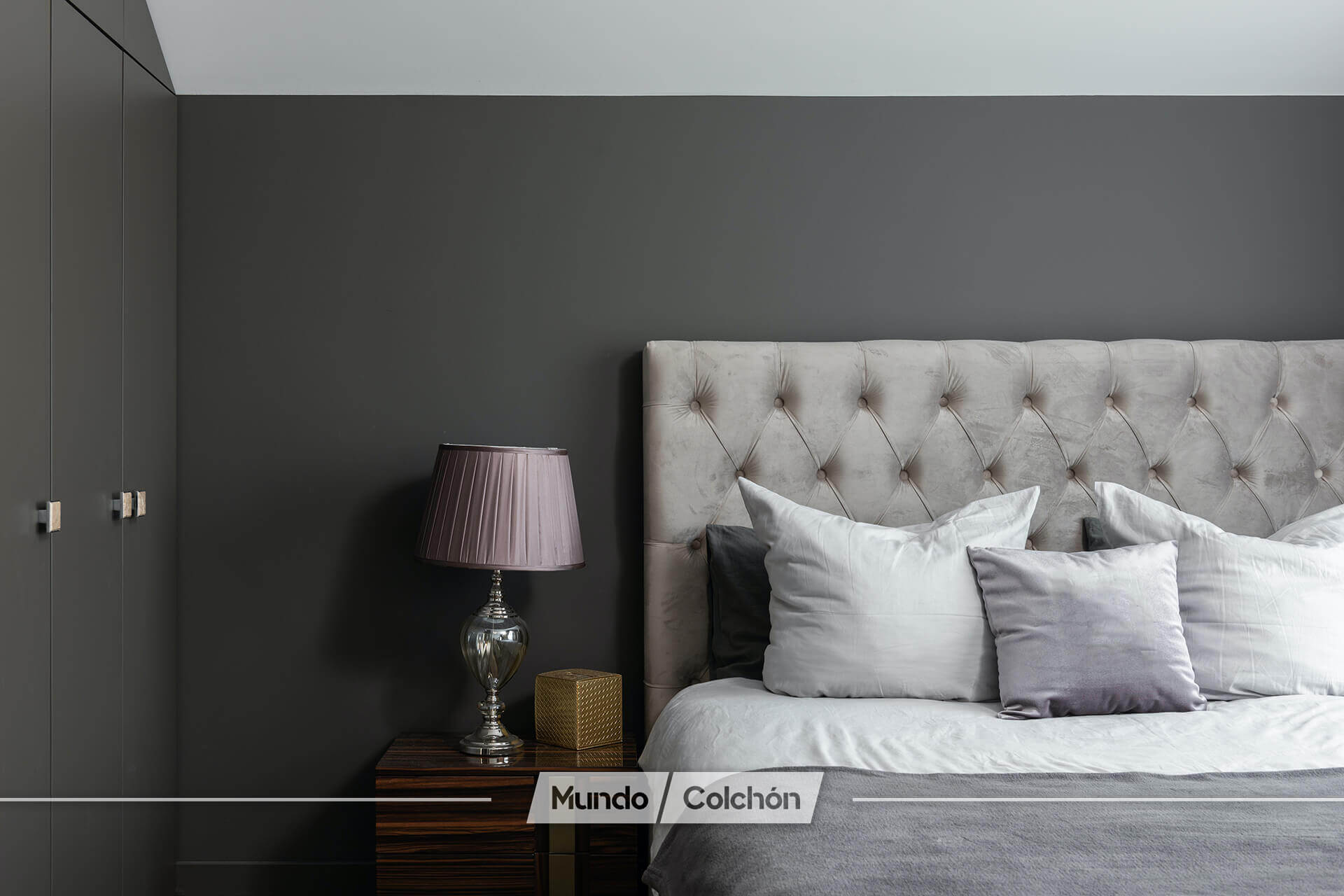 cama con cabecero tapizado en gris