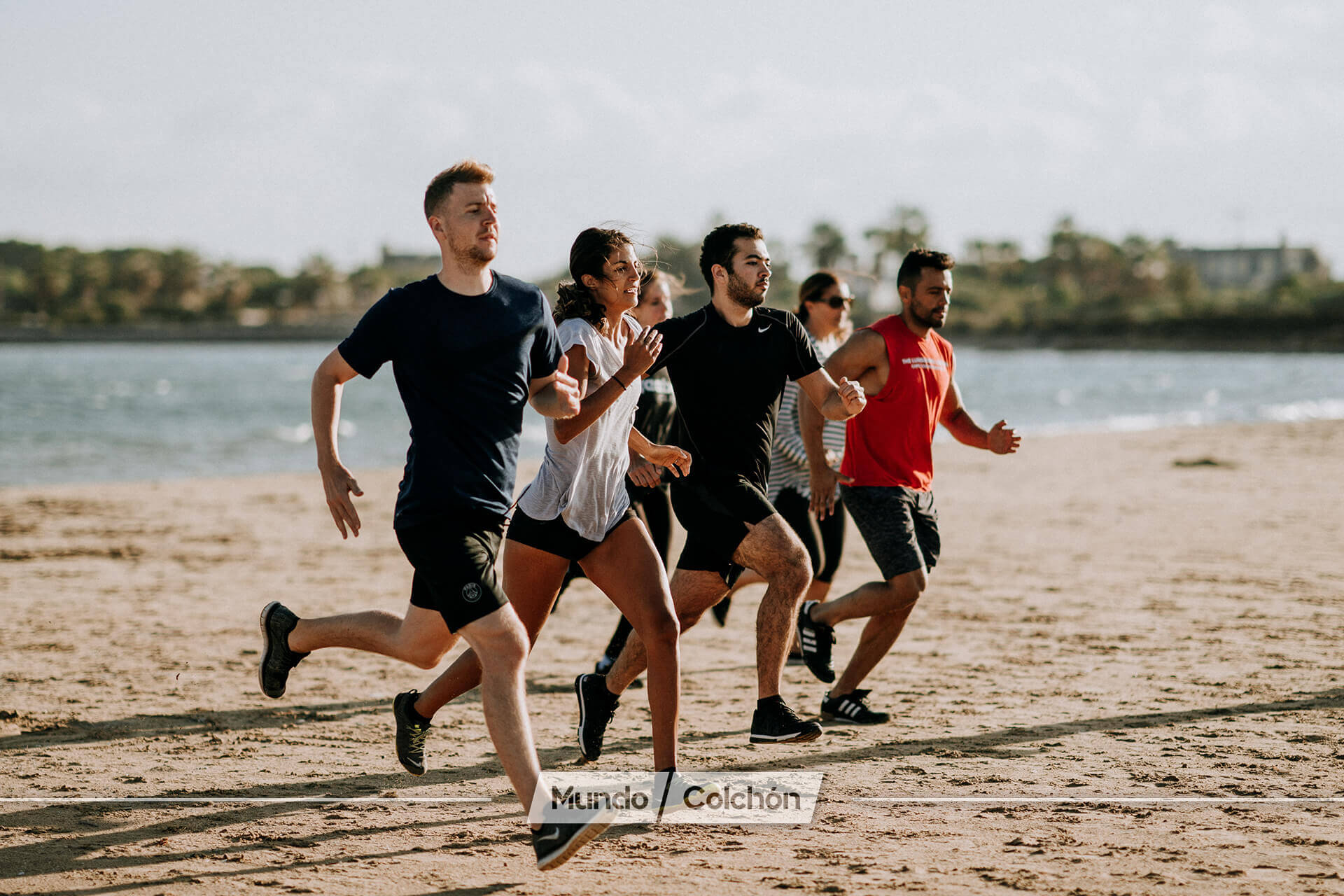 jóvenes haciendo deporte, corriendo por la playa. descansar es fundamental