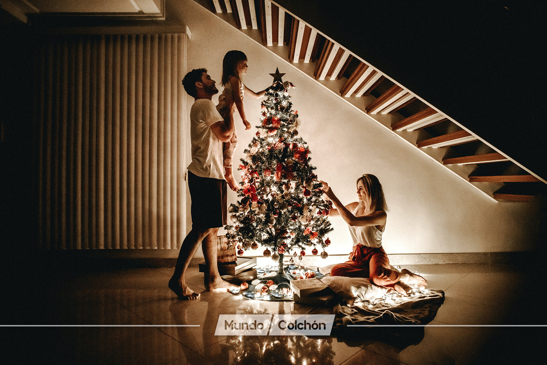 Familia decorando el árbol de Navidad. Ambiente navideño sin estrés